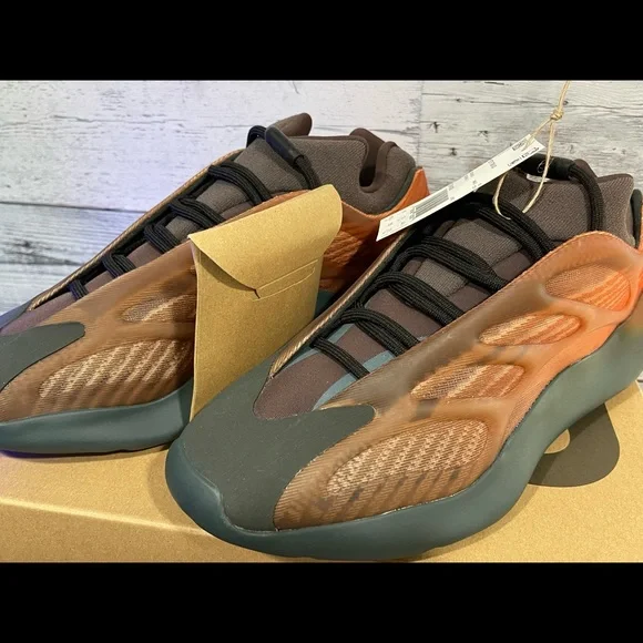 NEW! Men's Adidas Yeezy 700 V3 Copper Fade. Style: GY4109. US Size 10.5.